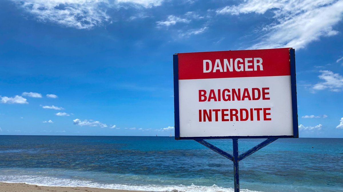 Sign banning swimming due to sharks on Réunion Island